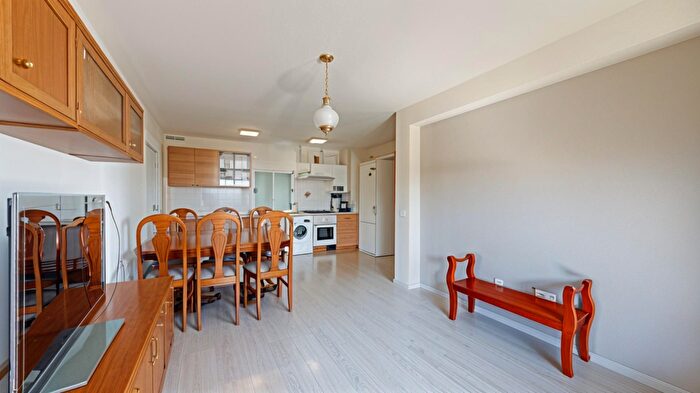 Casas en venta y pisos alquiler - 3