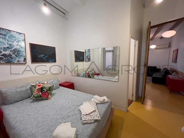 Piso en venta en Ciutat Vella, El Raval de 5 habitaciones
