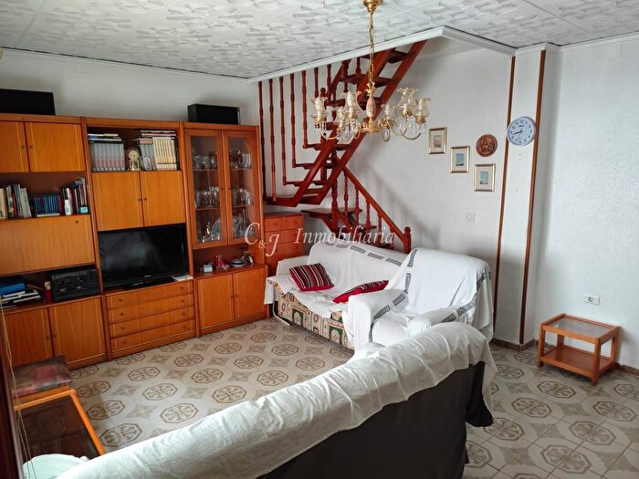 Casas en venta y pisos alquiler - 3
