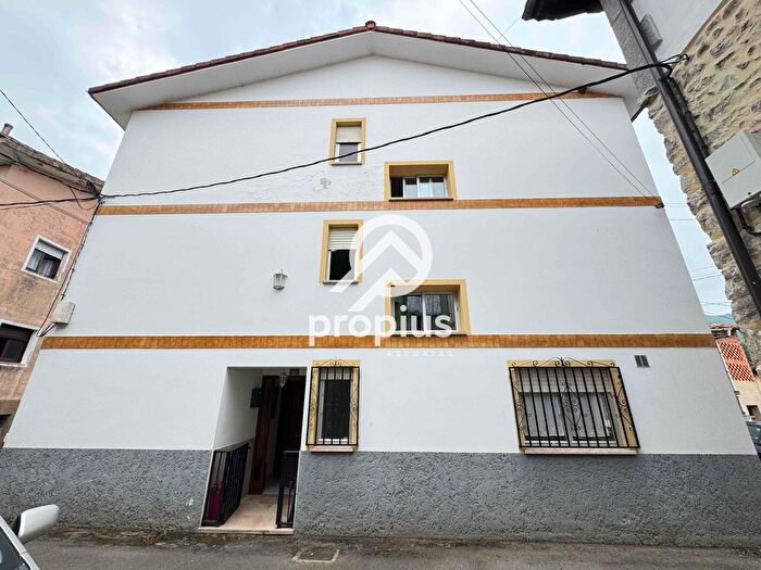 Casa en venta en Celorio Poó Parres, Llanes de 4 habitaciones