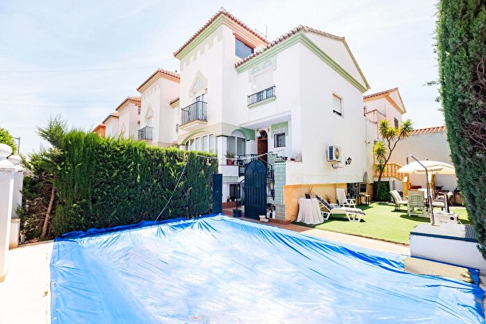 Casa en venta en San Cayetano, Churriana de la Vega de 4 habitaciones