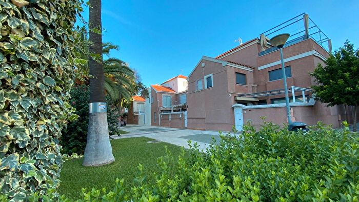 Casa en venta en Este Alcosa Torreblanca, Urbadiez Entrepuentes de 5 habitaciones