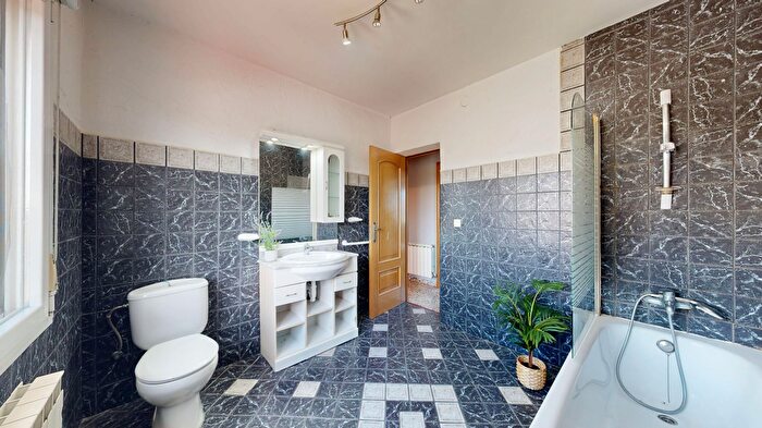 Casas en venta y pisos alquiler - 3