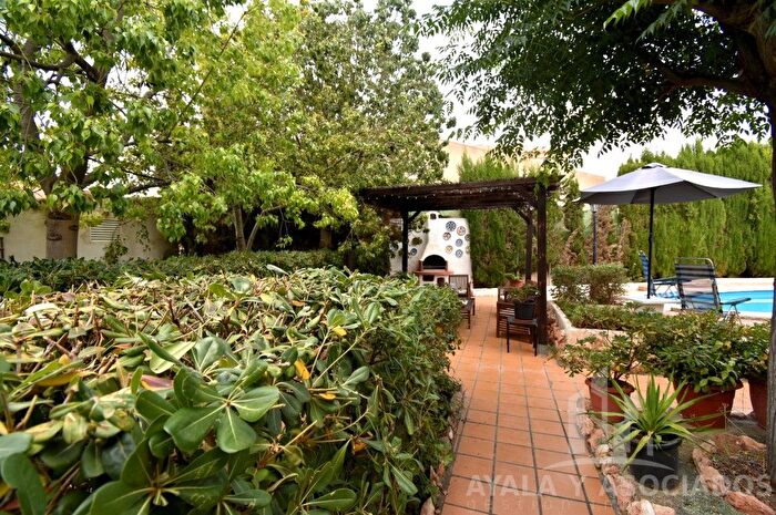 Casas en venta y pisos alquiler - 3