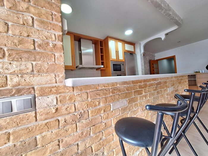 Casas en venta y pisos alquiler - 3