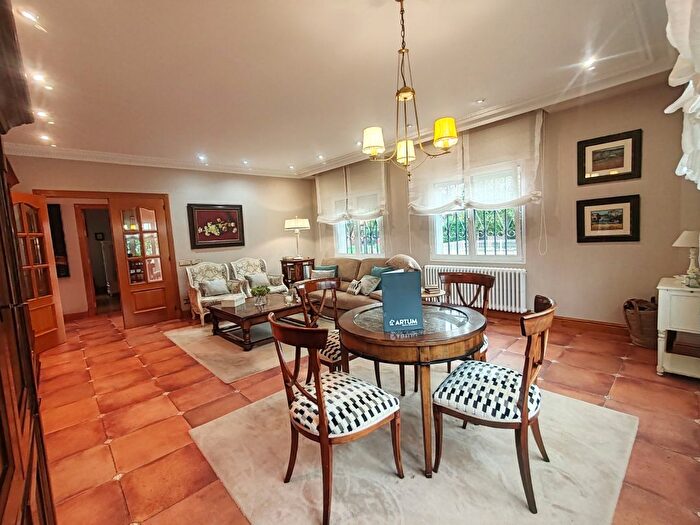Casas en venta y pisos alquiler - 2