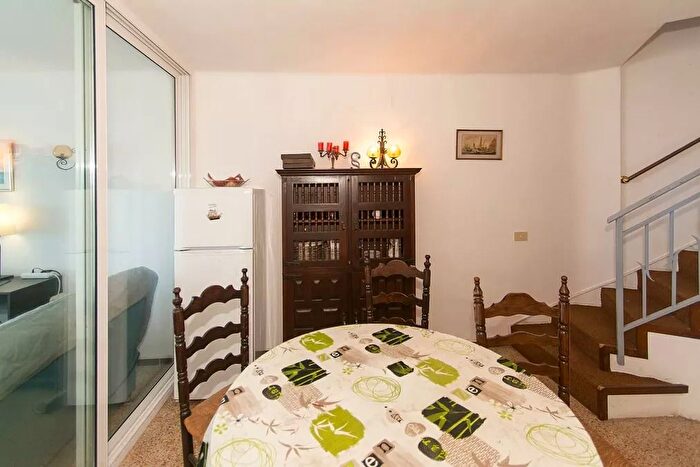 Casas en venta y pisos alquiler - 3