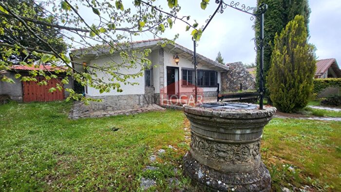 Casa en venta en Herradón de Pinares, Ávila de 3 habitaciones