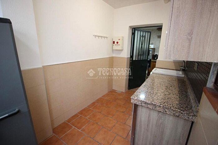 Casas en venta y pisos alquiler - 3