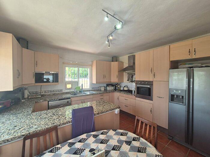 Casas en venta y pisos alquiler - 3