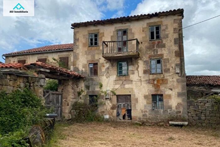 Casa en venta en Valdeprado del Río, Cantabria de 4 habitaciones