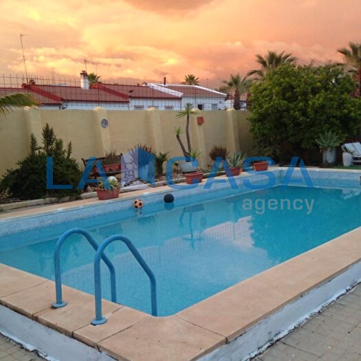 Casa en venta en Villamanrique de la Condesa, Sevilla de 5 habitaciones