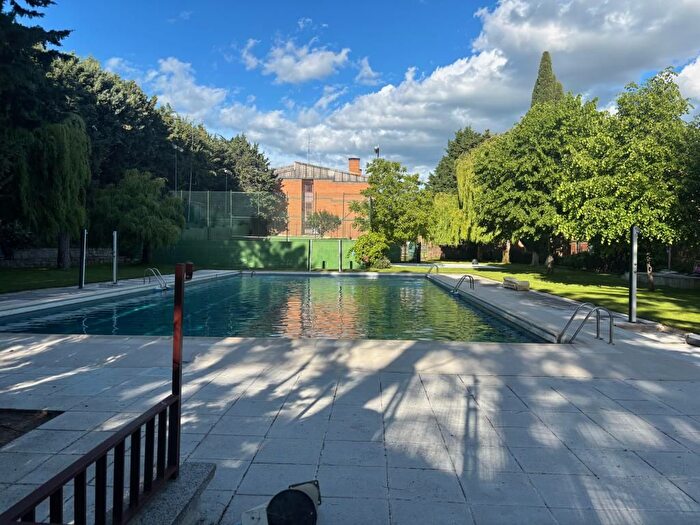 Casas en venta y pisos alquiler - 1