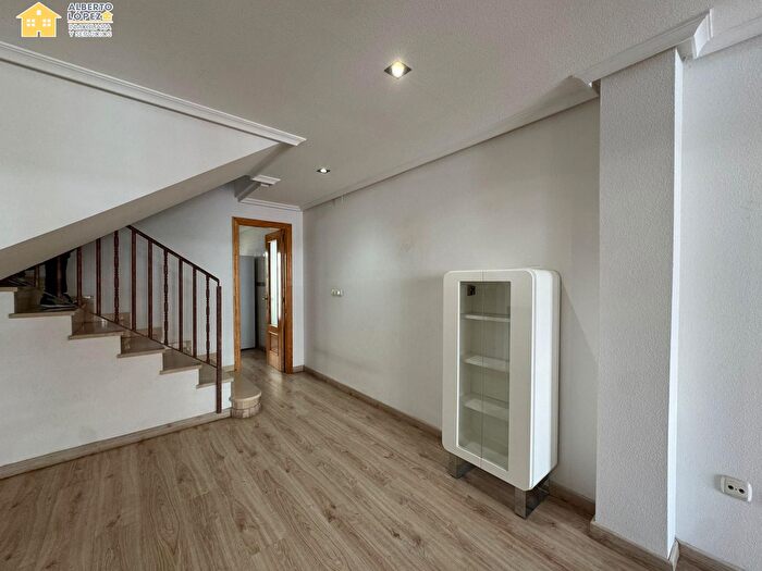 Casas en venta y pisos alquiler - 3