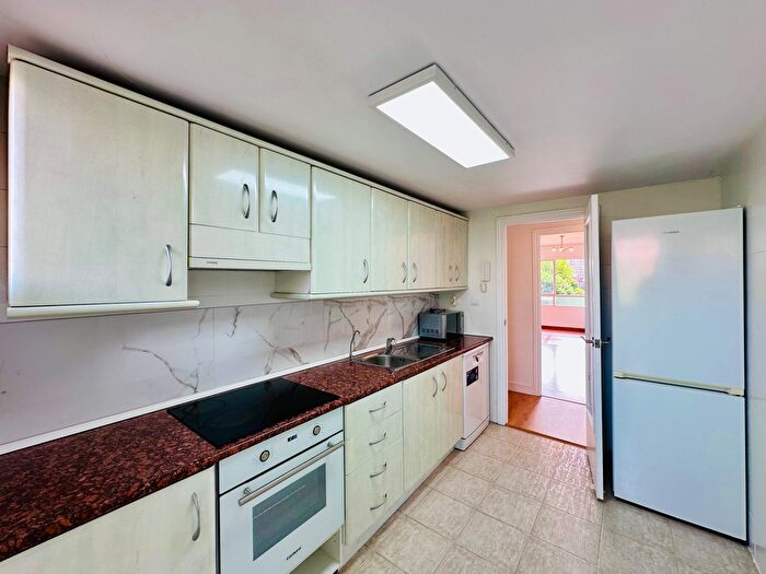 Casas en venta y pisos alquiler - 3