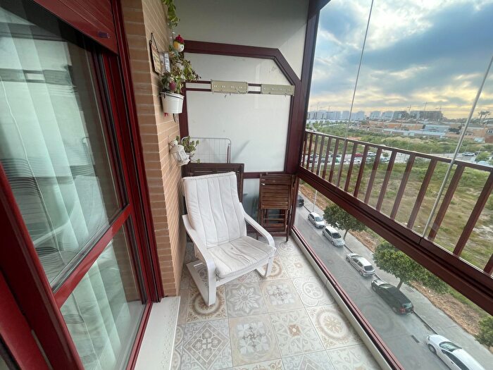 Piso en venta en Entrenúcleos, Dos Hermanas de 3 habitaciones