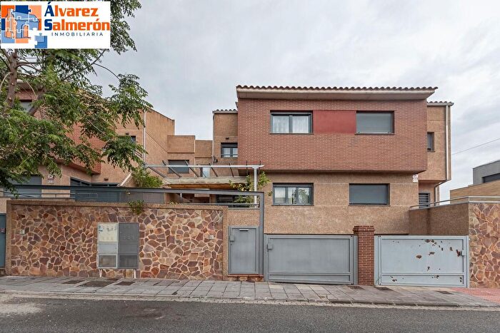 Casa en venta en Poniente, Armilla de 4 habitaciones