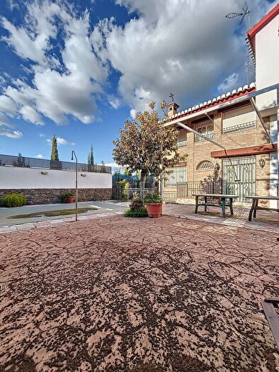 Casa en venta en La Zubia Ciudad, La Zubia de 5 habitaciones