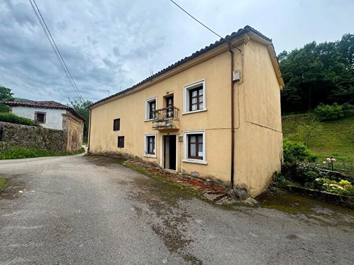 Casa en venta en Anievas, Cantabria de 3 habitaciones