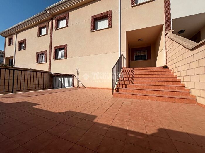 Casas en venta y pisos alquiler - 1
