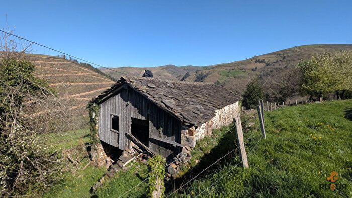 Casa en venta en San Pedro del Romeral, Cantabria de 2 habitaciones