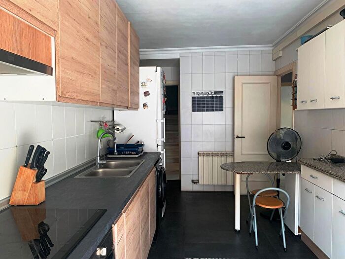 Casas en venta y pisos alquiler - 3