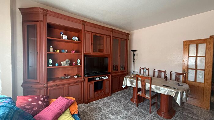 Casas en venta y pisos alquiler - 3