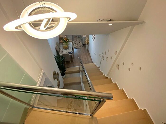 Casas en venta y pisos alquiler - 3