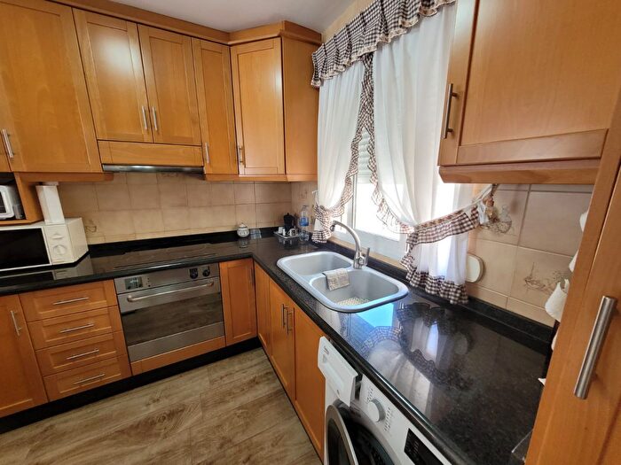 Casas en venta y pisos alquiler - 3