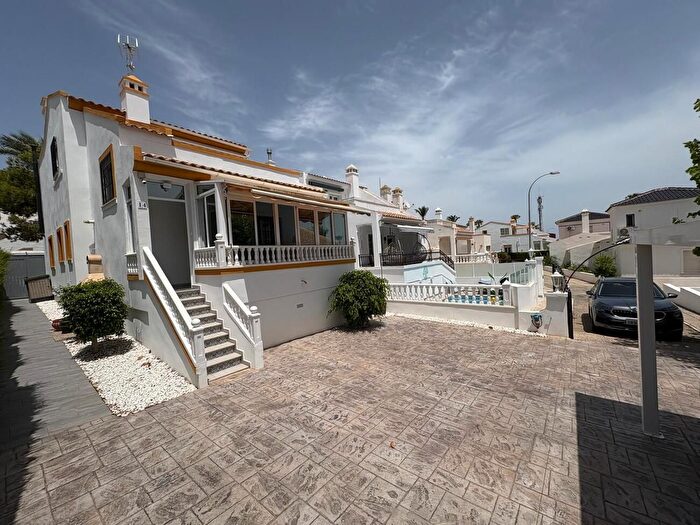 Casa en venta en Orihuela Costa, Villamartín Las Filipinas de 3 habitaciones