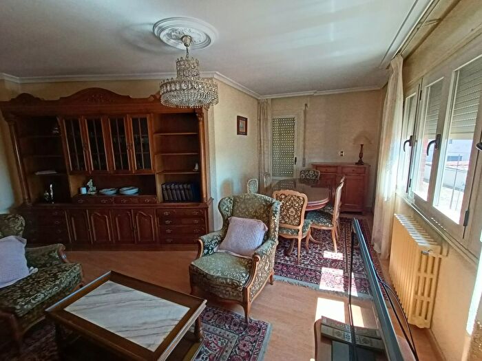 Casas en venta y pisos alquiler - 3