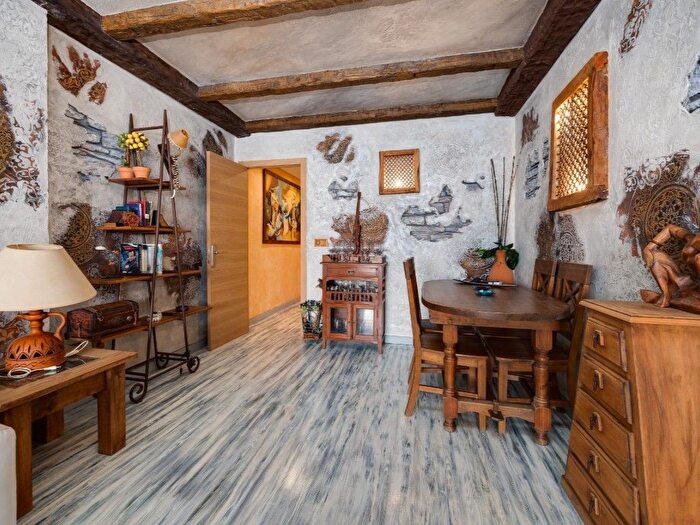 Casas en venta y pisos alquiler - 3