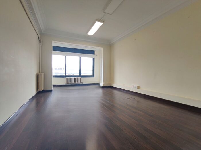 Casas en venta y pisos alquiler - 3