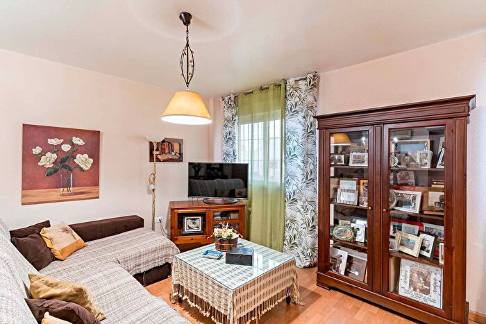 Casas en venta y pisos alquiler - 3