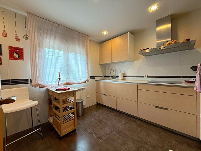 Casas en venta y pisos alquiler - 3