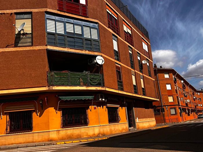 Casas en venta y pisos alquiler - 3