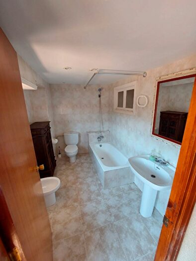 Casas en venta y pisos alquiler - 3