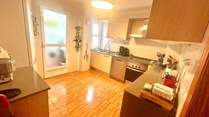 Casas en venta y pisos alquiler - 3
