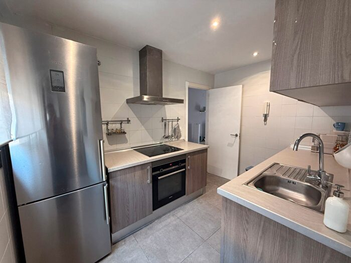 Casas en venta y pisos alquiler - 3