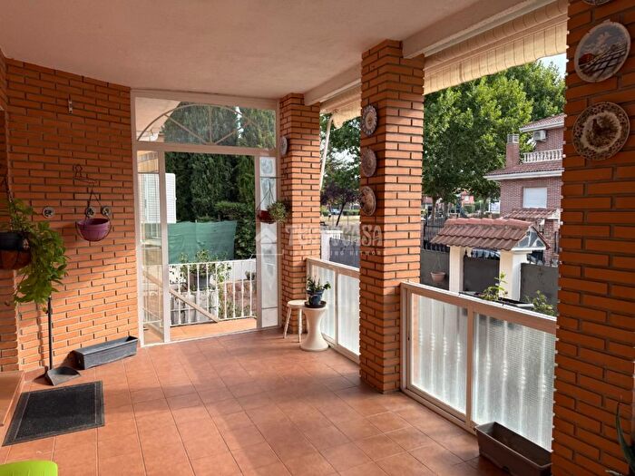Casas en venta y pisos alquiler - 1