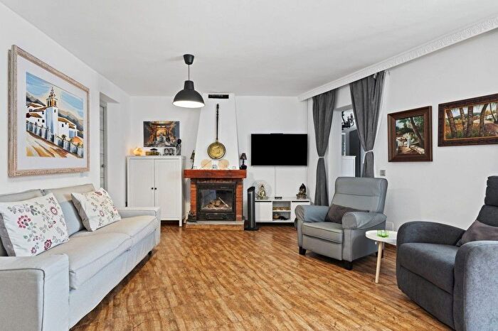 Casas en venta y pisos alquiler - 3