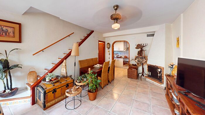 Casas en venta y pisos alquiler - 3