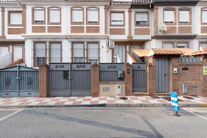 Casa en venta en San Cayetano, Churriana de la Vega de 3 habitaciones