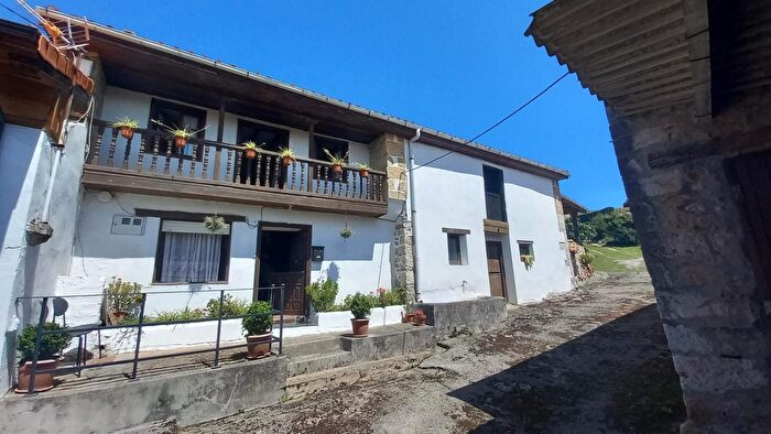 Casa en venta en Santillana del Mar, Cantabria de 3 habitaciones