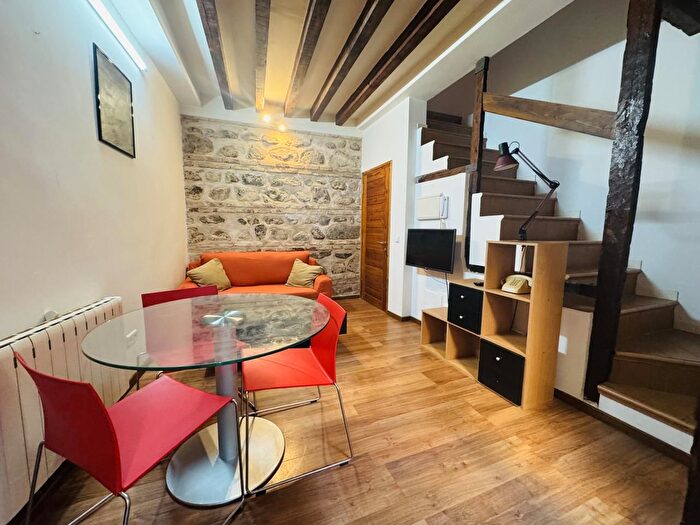 Casas en venta y pisos alquiler - 1