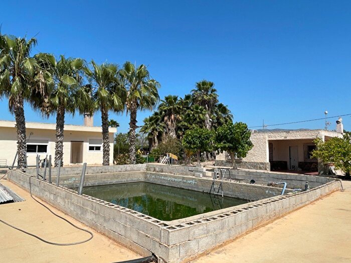 Casa en venta en Crevillent, Alicante de 4 habitaciones