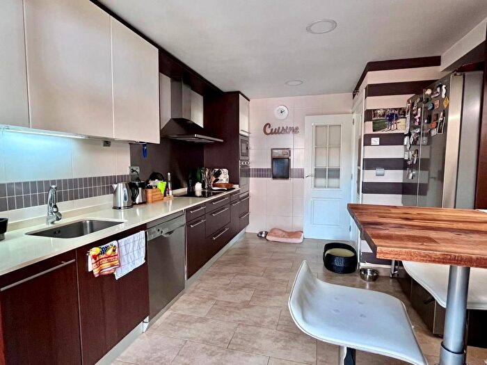 Casas en venta y pisos alquiler - 2