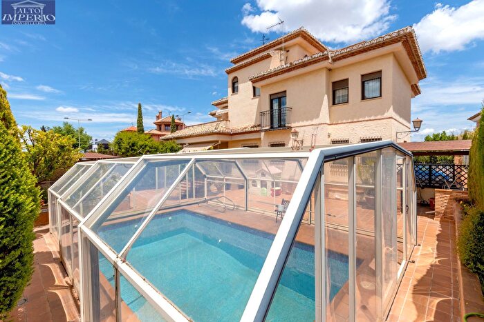 Casa en venta en Ogíjares, Granada de 5 habitaciones