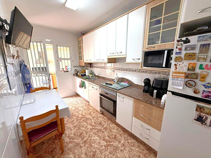 Casas en venta y pisos alquiler - 3
