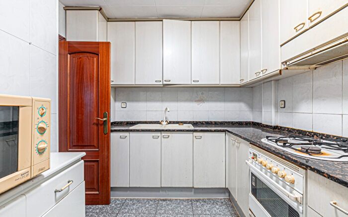 Casas en venta y pisos alquiler - 3